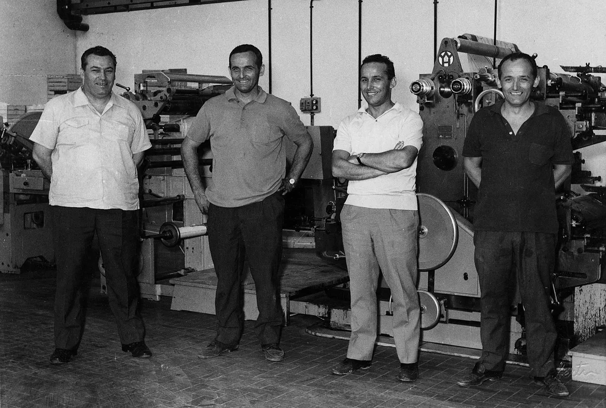Die Köpfe hinter den Bildli: die Panini-Brüder Giuseppe, Umberto, Franco Cosimo und Benito (von links) 1966 vor der Misch- und Eintütmaschine Fifimatic. Die Panini-Brüder Giuseppe, Umberto, Franco Cosimo und Benito (von links) 1966 vor einer Fifimatic.